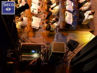 Pohled na monitor mix s obsluhou v pozadí s kapelou KAREL VLACH & ORCHESTR